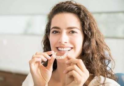 woman using invisalign 